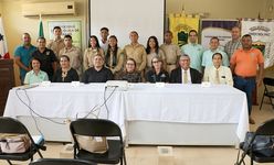 Autoridades e investigadores de la UTP, junto a estudiantes y docentes de los institutos participantes.