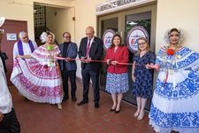 Corte de cinta inaugural.