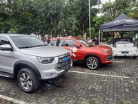 Una nutrida participación de estudiantes, docentes e investigadores participaron de la exhibición de autos eléctricos, recibiendo información del representante de la cadena automotriz Jack Motor S.A.