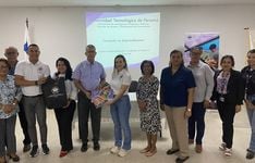 Entrega de Kit a la Dra. Iveth Moreno,  Directora del CR de Chiriquí y al Ing. Efraín Conte, Director del CR de Coclé