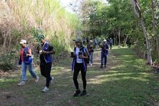 Con plantones en mano estudiantes de la UTP, suben el cerro.