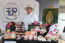  Artesana en su puesto