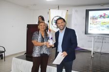 Entrega de obsequios a los expositores 