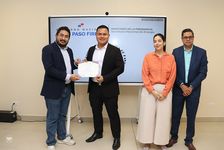 Entrega de certificado por parte del Ing. Juan Mitre Director Encargado de DINAGEA.