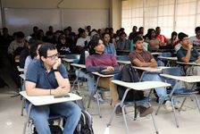 Estudiantes participan de la conferencia.