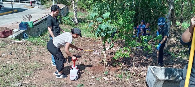 Estudiantes realizan labores en el Centro Regional 