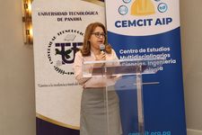 La Dra. Lilia Muñoz, Vicerrectora de la VIPE dio las palabras de bienvenida del evento.