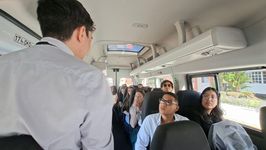 Estudiantes en el bus durante el campus tour.