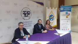 El expositor de la conferencia, Mgtr. Nicolás Remedi, se observa en el centro, junto a la Dra. Nuvia Martez y al Dr. Humberto Álvarez, sentados en la mesa principal.