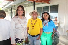 Visita de la Dra. Ángela Laguna por los stands de emprendimiento 