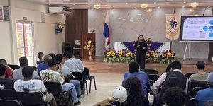 Estudiantes participan del conversatorio de Movilidad Saliente 