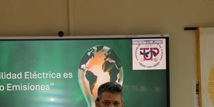 Jorge Arturo Jiménez Jiménez, consultor independiente y miembro de la Asociación Costarricense de Movilidad Eléctrica, fue el encargado de dirigir la conferencia.