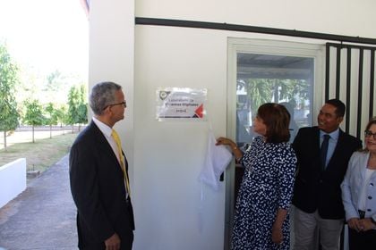 Dra. Ángela Laguna, Rectora Encargada, devela placa del Laboratorio de Sistemas Digitales I+D+i.