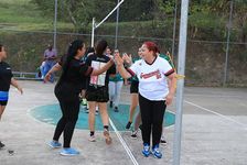 Jugadoras en el saludo.