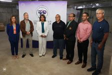 Rectora encargada, Dra. Ángela Laguna C. y autoridades de la UTP durante la entrega de llaves para espacios para laboratorios.