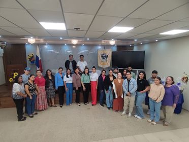 Autoridades, docentes y estudiantes participan de la conferencia de las personas con discapacidad. 