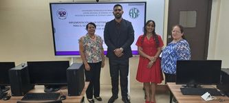 Estudiantes con su asesora Dra. Emérita Alvarado. 
