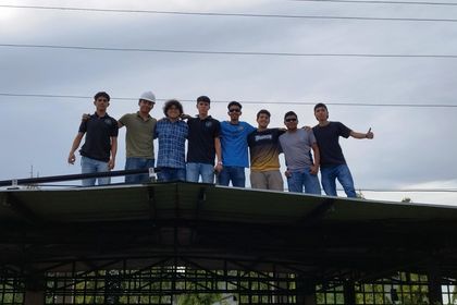 El proyecto, dirigido por el profesor Hermes Polanco, tuvo como objetivo aplicar de manera práctica los principios de conversión, almacenamiento y aprovechamiento de la energía, mediante el desarrollo de un sistema fotovoltaico autónomo de baja potencia, funcional y orientado al servicio de la comunidad universitaria. 