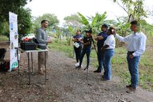 Ing. Luis Aparicio explicando su proyecto a la SENACYT.