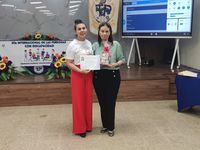 Entrega de Certificado por la Dra. Lineth Alaín de Meier, directora a las expositoras 