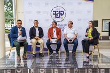 Panelistas del conversatorio.