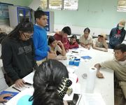 Estudiantes aprenden técnicas de análisis de suelos.