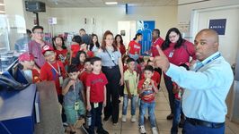 Personal de Aeropuerto guían la visita.