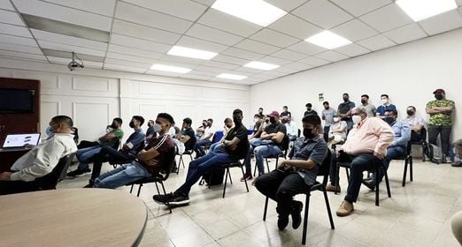 Alrededor de 35 estudiantes y docentes de la FIM tomaron parte en el curso de capacitación de Movilidad Eléctrica.